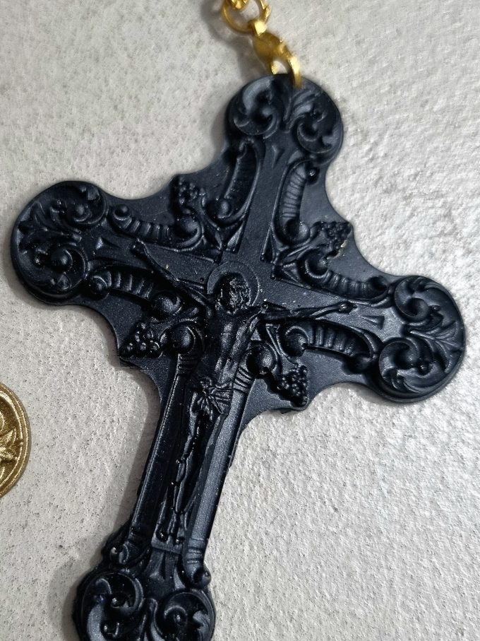 Un grand porte-clés Croix Noir