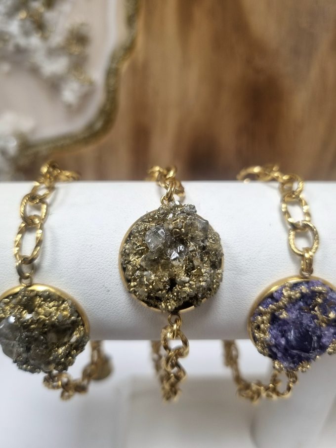 Bracelet Bissane doré, minéraux et quartz blanc petit pendentif